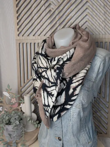 Triangle taupe et noir (aile papillon)